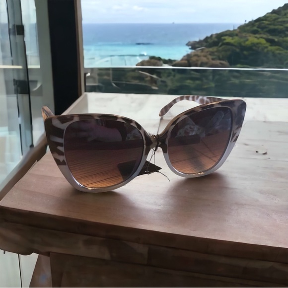 Cogni-Wear Women’s Sunglasses Cat Eye Giraffe Grey UV400 NWT - Picture 2 of 8